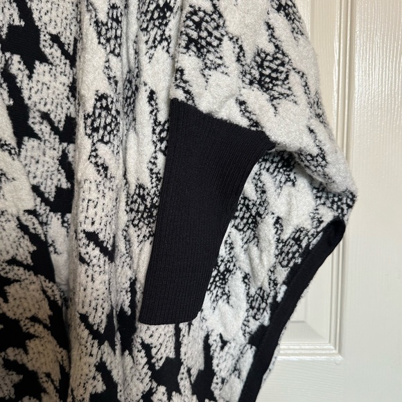 White House Black Market Monochrome Patterned Cardigan - Picture 4 of 9